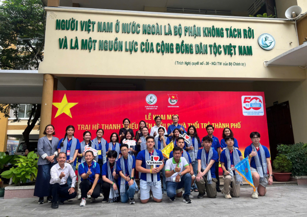 Thanh thiếu niên kiều bào tự hào 50 năm non sông liền một dải -0