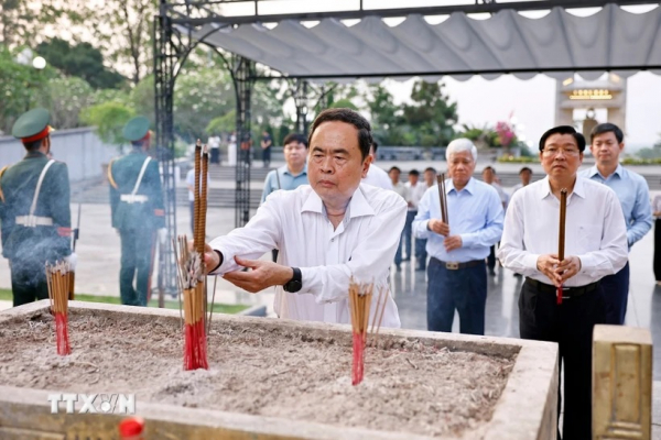 Chủ tịch Quốc hội Trần Thanh Mẫn dâng hương tưởng niệm các Anh hùng liệt sỹ -0