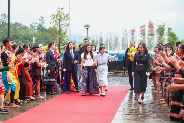 Phu nhân Thủ tướng Việt Nam và Nhật Bản thăm Làng Văn hóa - Du lịch các dân tộc Việt Nam -0