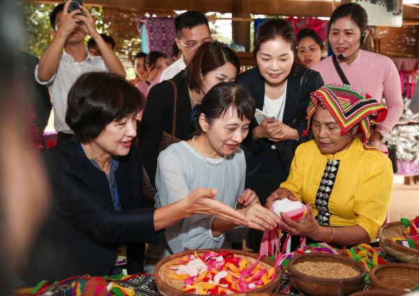 Phu nhân Thủ tướng Việt Nam và Nhật Bản thăm Làng Văn hóa - Du lịch các dân tộc Việt Nam -1