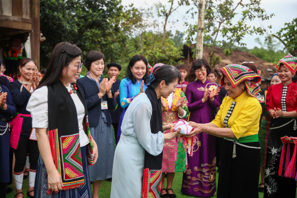 Phu nhân Thủ tướng Việt Nam và Nhật Bản thăm Làng Văn hóa - Du lịch các dân tộc Việt Nam -4