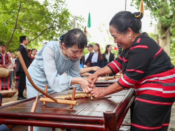 Phu nhân Thủ tướng Việt Nam và Nhật Bản thăm Làng Văn hóa - Du lịch các dân tộc Việt Nam -7