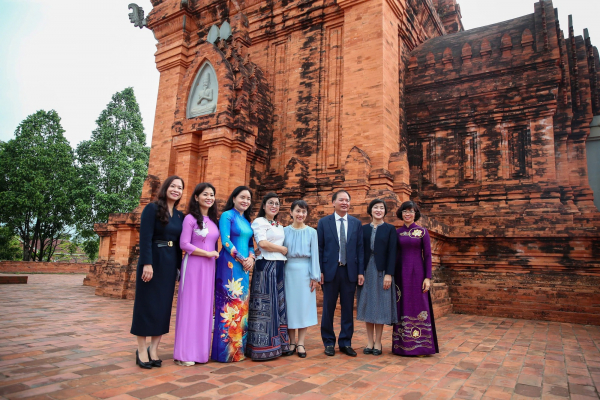 Phu nhân Thủ tướng Việt Nam và Nhật Bản thăm Làng Văn hóa - Du lịch các dân tộc Việt Nam -8