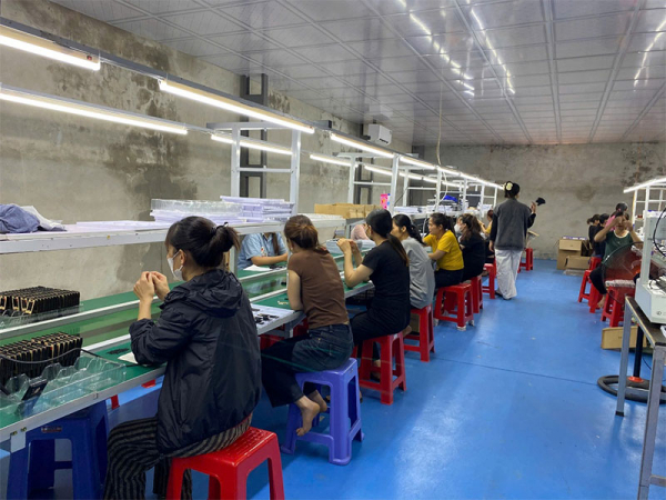 Phát hiện xưởng lắp ráp hơn 12.000 chiếc điện thoại di động trái phép -0