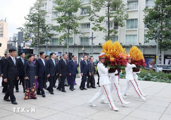 Lãnh đạo Đảng, Nhà nước dâng hương tưởng nhớ Chủ tịch Hồ Chí Minh và Chủ tịch Tôn Đức Thắng -0