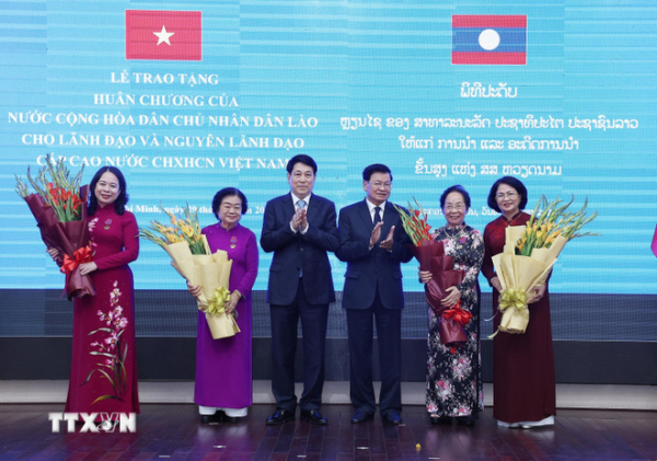 Nhà nước Lào trao tặng Huân chương cao quý cho lãnh đạo cấp cao Việt Nam -0