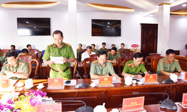 Lãnh đạo tỉnh Cà Mau động viên CBCS Công an bảo vệ đại lễ 30/4 -1