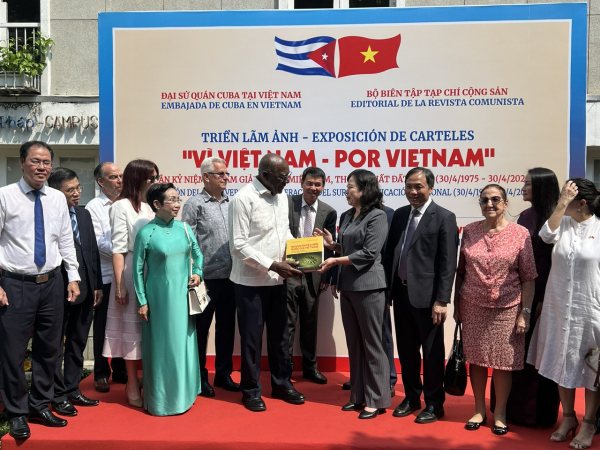Triển lãm ảnh “Vì Việt Nam - Por Vietnam” -0