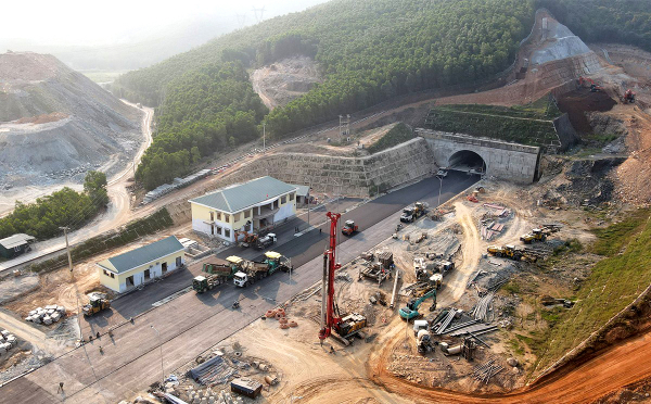 Thi công xuyên lễ trên công trường cao tốc nối Hà Tĩnh với Quảng Bình -0