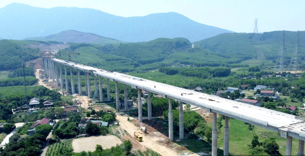 Thi công xuyên lễ trên công trường cao tốc nối Hà Tĩnh với Quảng Bình -0