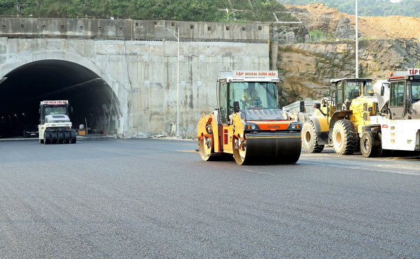 Thi công xuyên lễ trên công trường cao tốc nối Hà Tĩnh với Quảng Bình -0