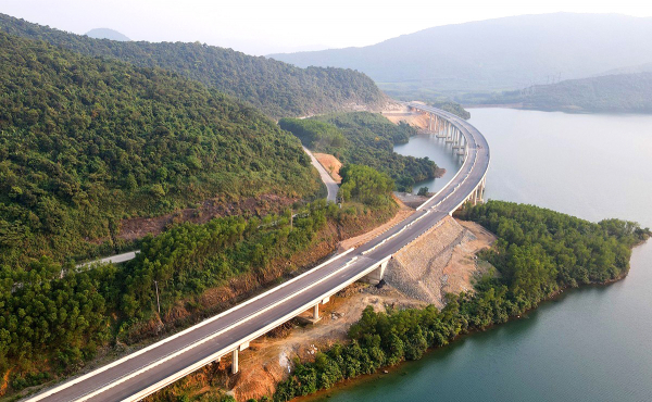 Thi công xuyên lễ trên công trường cao tốc nối Hà Tĩnh với Quảng Bình -0