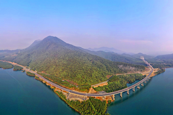 Thi công xuyên lễ trên công trường cao tốc nối Hà Tĩnh với Quảng Bình -0