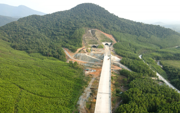 Thi công xuyên lễ trên công trường cao tốc nối Hà Tĩnh với Quảng Bình -0