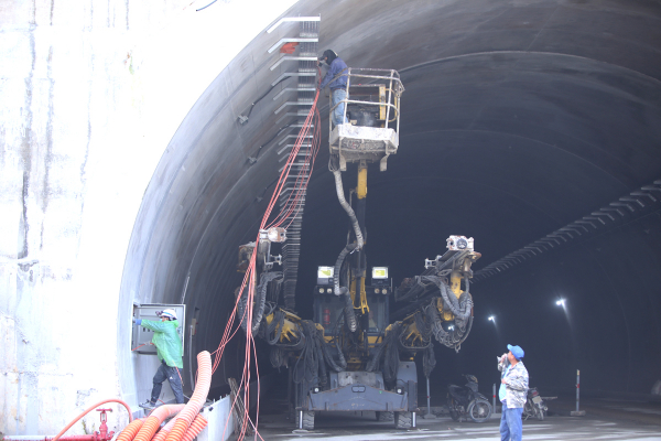Thi công xuyên lễ trên công trường cao tốc nối Hà Tĩnh với Quảng Bình -0