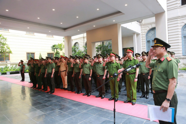 Công an Thủ đô dâng hương, dâng hoa tưởng niệm các anh hùng, liệt sĩ trong ngày Đại lễ 30/4 -1
