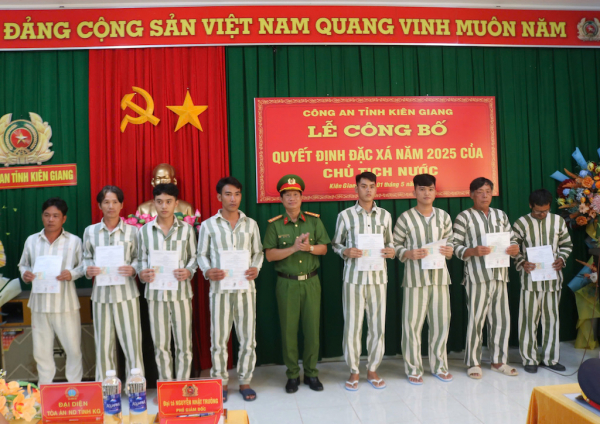 Niềm vui đặc ngày đặc xá ở miền Tây -5