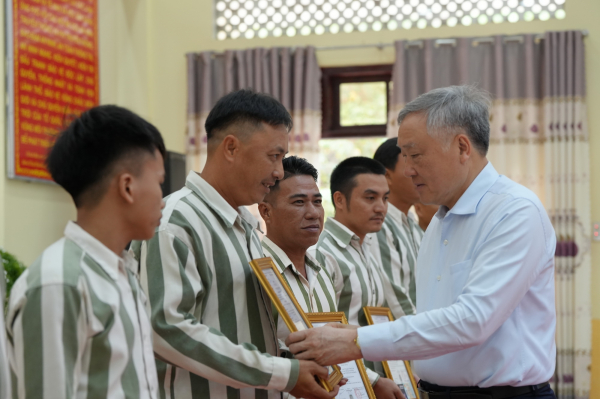 Phó Thủ tướng thường trực Chính phủ dự Lễ công bố Quyết định đặc xá của Chủ tịch nước tại Trại giam A2 -0