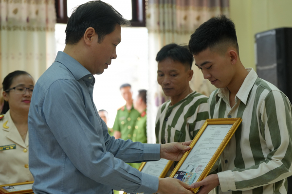 Phó Thủ tướng thường trực Chính phủ dự Lễ công bố Quyết định đặc xá của Chủ tịch nước tại Trại giam A2 -0
