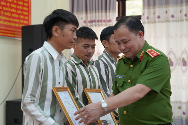 Phó Thủ tướng thường trực Chính phủ dự Lễ công bố Quyết định đặc xá của Chủ tịch nước tại Trại giam A2 -0
