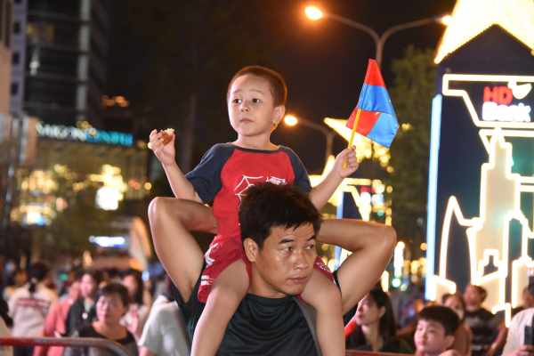 Đoàn kỵ binh bất ngờ xuất hiện tại phố đi bộ Nguyễn Huệ tối 30/4 khiến người xem trầm trồ -0