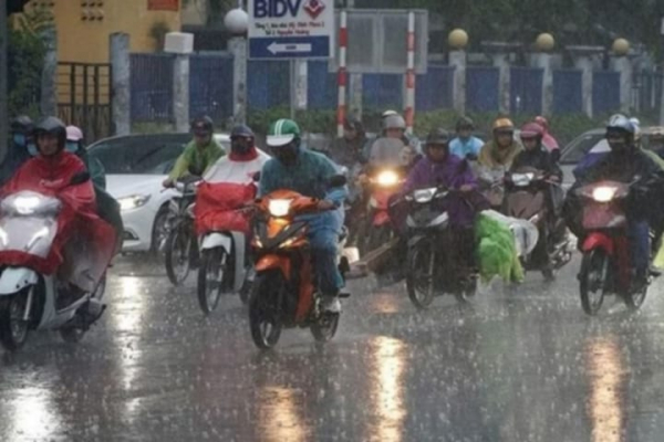 Mưa dông khắp miền Bắc vào đến Huế -0