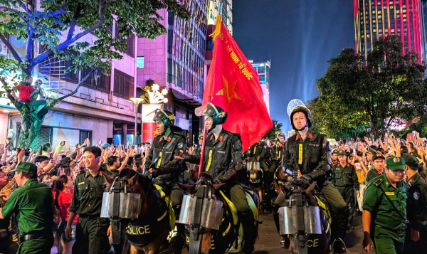 Đoàn kỵ binh bất ngờ xuất hiện tại phố đi bộ Nguyễn Huệ tối 30/4 khiến người xem trầm trồ -1