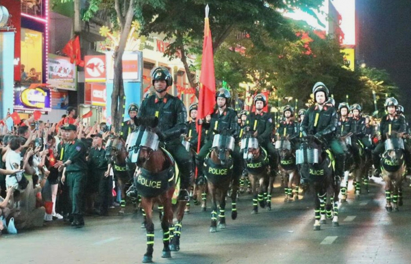 Đoàn kỵ binh bất ngờ xuất hiện tại phố đi bộ Nguyễn Huệ tối 30/4 khiến người xem trầm trồ -0