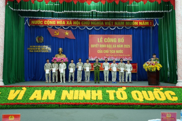 Trại giam Huy Khiêm tổ chức Lễ công bố quyết định đặc xá của Chủ tịch nước -0