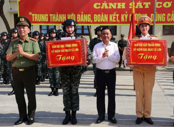 Permanent Member of the Party Central Committee’s Secretariat Tran Cam Tu encourages forces training for grand parade -0