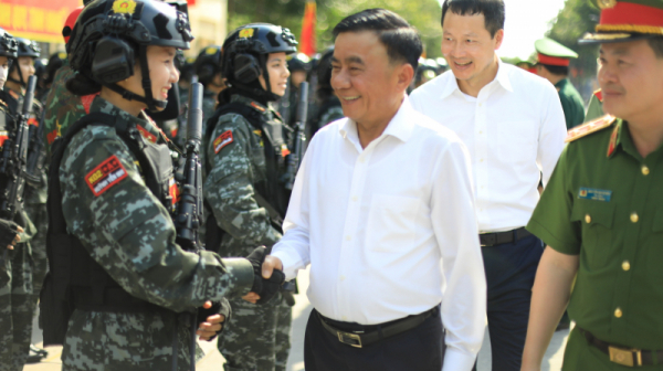Permanent Member of the Party Central Committee’s Secretariat Tran Cam Tu encourages forces training for grand parade -0
