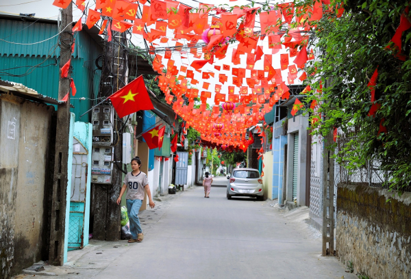 Cờ Tổ quốc tô điểm không gian  làng biển tại Nghệ An -0