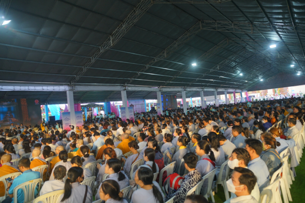 Hàng ngàn Phật tử đến chiêm bái Xá lợi Đức Phật tại TP Hồ Chí Minh -0
