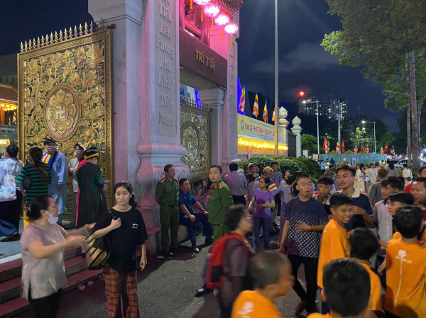 5. lực lượng công an thực hiện nhiệm vụ bảo đảm antt buổi bễ rước phật..jpg -0