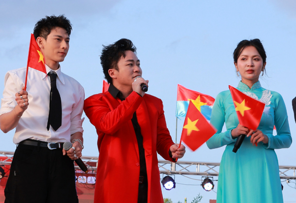 Tùng Dương xúc động hát Quốc ca giữa rừng cờ đỏ sao vàng tại Nhật -0