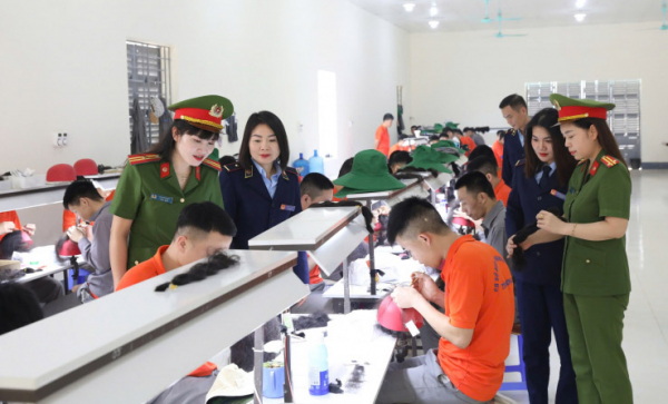 Bài 4: Những chuyển biến rõ rệt ở địa bàn ven biển, biên giới -1