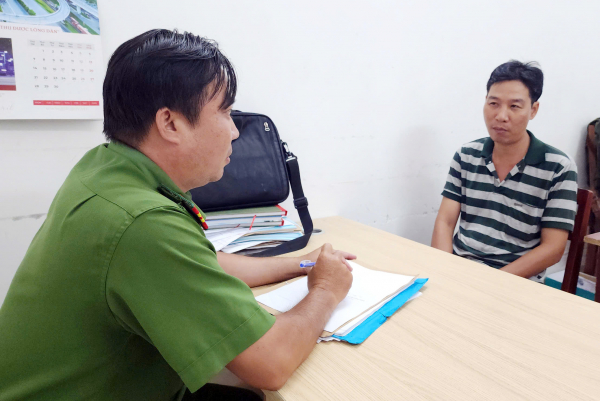 Làm việc với đối tượng chặn đầu xe ô tô bẻ gạt mưa, đập kính chiếu hậu ở Cần Thơ -0