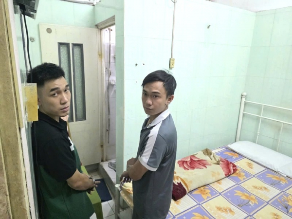 Gí dùi cui điện khống chế bà chủ nhà nghỉ để cướp sạch 16 cây vàng trang sức đeo trên người -0