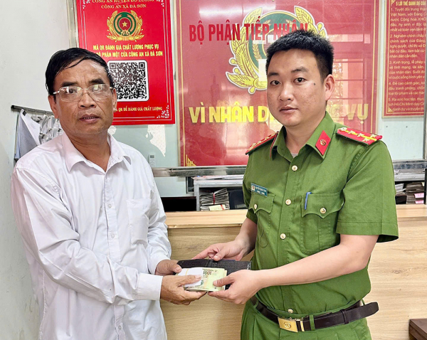 Công an xã giúp người dân tìm lại số tiền 25 triệu đồng bị mất -0