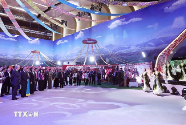 Tổng Bí thư Tô Lâm trải nghiệm phong tục truyền thống của Kazakhstan -0