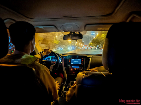 Theo chân CSGT truy lùng xe quá tải lẩn khuất trong màn đêm -0