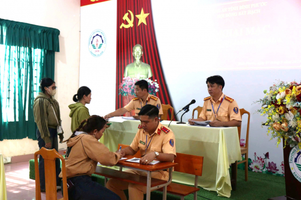 Công an Bình Phước khai mạc kỳ sát hạch lái xe đầu tiên -0