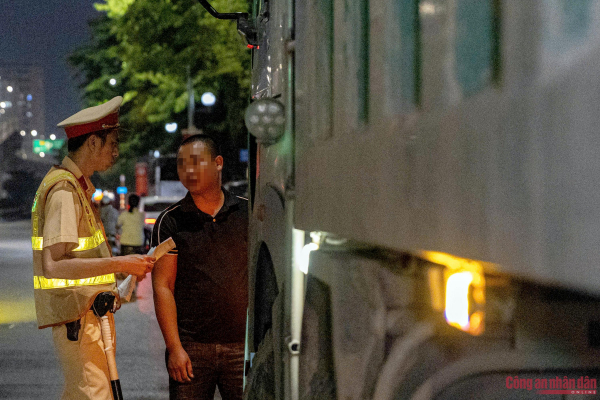 Theo chân CSGT truy lùng xe quá tải lẩn khuất trong màn đêm -3