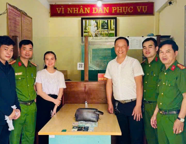 Công an phường trao trả gần 500 triệu đồng thất lạc cho người dân -0