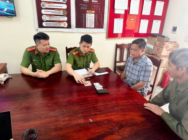 Công an xã Điêu Lương xác minh, trao trả tài sản cho người đánh rơi -0