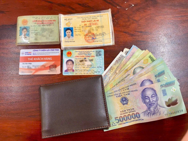 Công an xã Điêu Lương xác minh, trao trả tài sản cho người đánh rơi -1