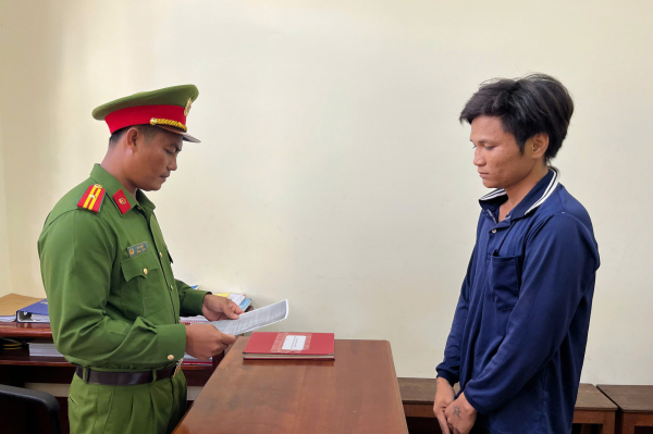 Công an xã ở Cà Mau phối hợp bắt đối tượng truy nã -0