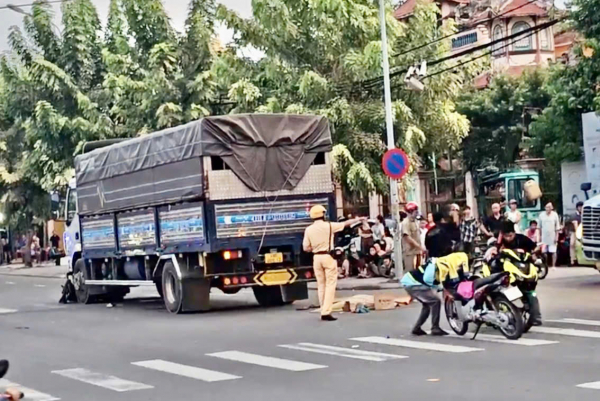 Người phụ nữ bị xe tải cán tử vong trong lúc băng qua giao lộ -0