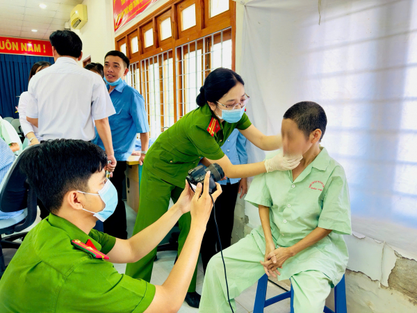 Công an tỉnh Bến Tre cấp Căn cước cho đối tượng bảo trợ xã hội -0