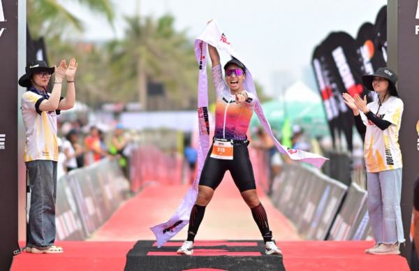 2 nữ vận động viên Việt Nam lập kỳ tích tại IRONMAN 70.3 Đà Nẵng 2025 -1